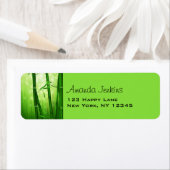背中に《写真》ぼけ味淡い色の灯を付けた緑の竹 ラベル (インサイチュ)