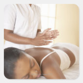 背中のマッサージ。背中マッサージを受けている女性 スクエアシール (正面)