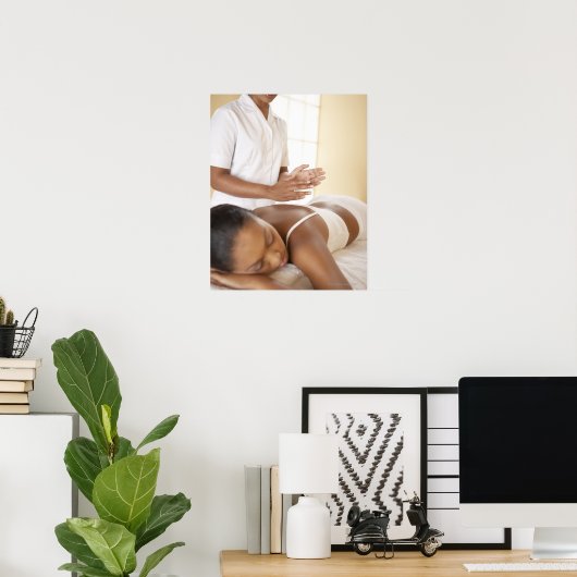 背中のマッサージ。背中マッサージを受けている女性 ポスター (ホームオフィス)