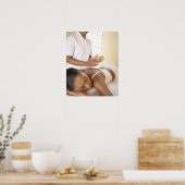 背中のマッサージ。背中マッサージを受けている女性 ポスター (キッチン)