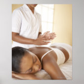 背中のマッサージ。背中マッサージを受けている女性 ポスター (正面)