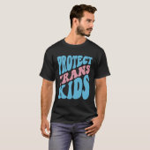 背保護側のトランスジェンダーLgbtqプライド国旗 Tシャツ (正面フル)