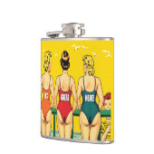 背後からピンアップした女の子が三人、ビーチユーモアおもしろい、 フラスク (左)