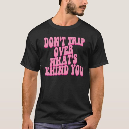 背後にある物を旅するな Tシャツ (正面)