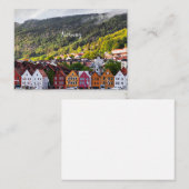 背後に山があるノルウェーの町 ノートカード (正面/裏面)
