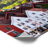 背後に山があるノルウェーの町 ポスター (角)