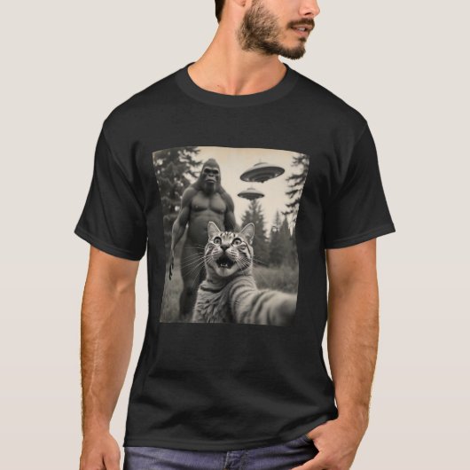 背景おもしろいにサスカッチUFOを持つ猫の自撮り Tシャツ (正面)