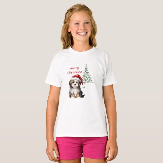 背景にクリスマスツリーがある犬 Tシャツ (正面フル)