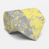 背景にグレー葉と黄色のストライプの ネクタイ (ロール)
