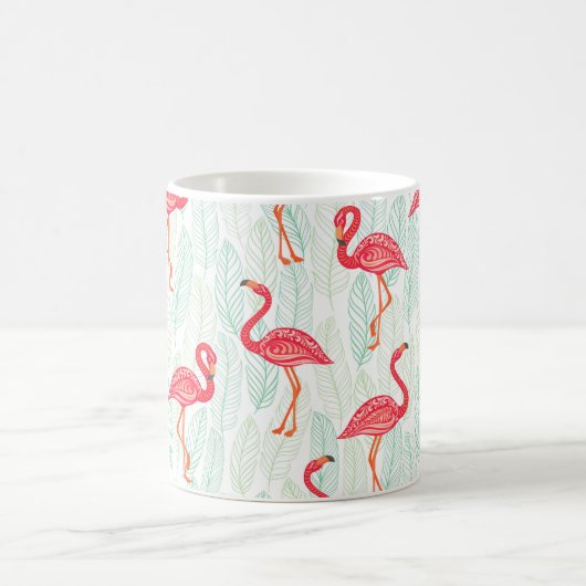 背景にピンクのフラミンゴのオーナメントを付けた模様 コーヒーマグカップ (中央)