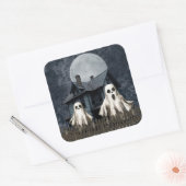 背景に恐ろしい白い幽霊が幽霊のよく出るある スクエアシール (封筒)