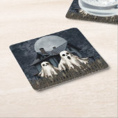 背景に恐ろしい白い幽霊が幽霊のよく出るある スクエアペーパーコースター (アングル)