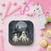 背景に恐ろしい白い幽霊が幽霊のよく出るある ペーパープレート (パーティー)