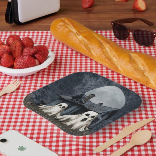 背景に恐ろしい白い幽霊が幽霊のよく出るある ペーパープレート (ピクニック)