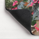 背景に森があるエンジェル・ベゴニア マウスパッド (コーナー)