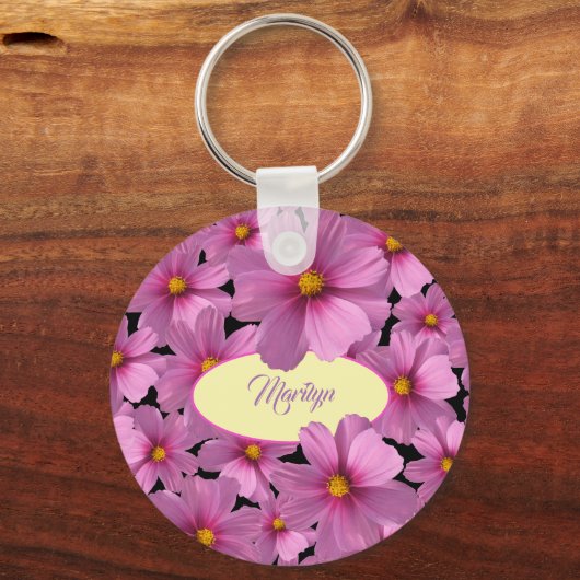 背景に紫色のコスモスデザイン キーホルダー (正面)