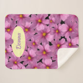 背景に紫色のコスモスデザイン シェルパブランケット (正面(横))