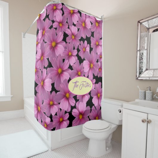 背景に紫色のコスモスデザイン シャワーカーテン (インサイチュ)