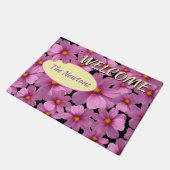 背景に紫色のコスモスデザイン ドアマット (アングル)