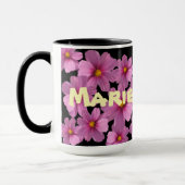 背景に紫色のコスモスデザイン マグカップ (左)