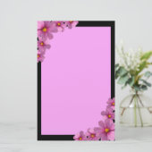 背景に紫色のコスモスデザイン 便箋 (スタンド正面)