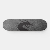 背景に草が生えたドラゴンシルエット。 スケートボード (横)