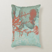 背景に赤い花のシルエットティール(緑がかった色) アクセントクッション (正面(垂直))