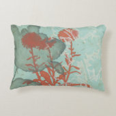 背景に赤い花のシルエットティール(緑がかった色) アクセントクッション (裏面)