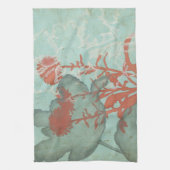 背景に赤い花のシルエットティール（緑がかった色） キッチンタオル (縦)