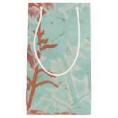 背景に赤い花のシルエットティール(緑がかった色) スモールペーパーバッグ (正面)