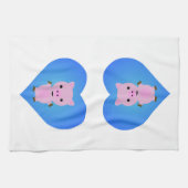 背景に青いハートが付いた愛らしい豚 キッチンタオル (横)