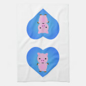 背景に青いハートが付いた愛らしい豚 キッチンタオル (縦)