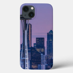 背景のレーニア山 iPhone 13ケース