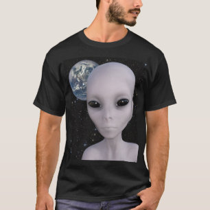 背景の地球を持つ地球大気圏外のエイリアン Tシャツ