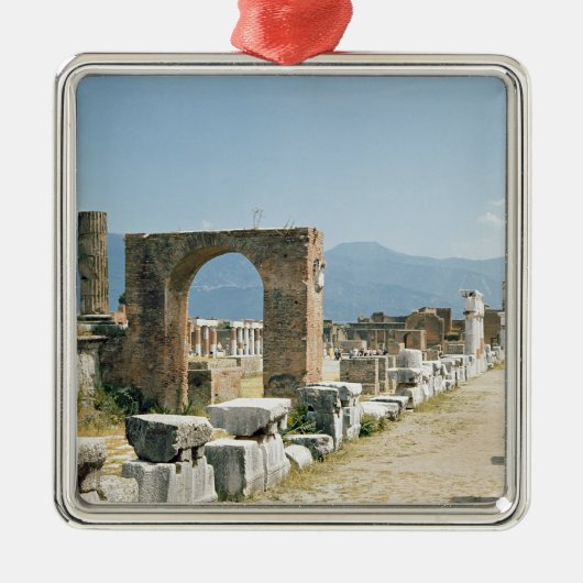 背景の山が付いているフォーラム メタルオーナメント (正面)