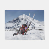 背景の火山の雪のバックパックそしてスキー ドアマット (正面)