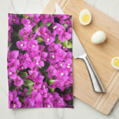 背景の赤いブーゲンビリア キッチンタオル (四つ折り)