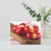 背景の赤くストライプのなふきん ポストカード (スタンド正面)