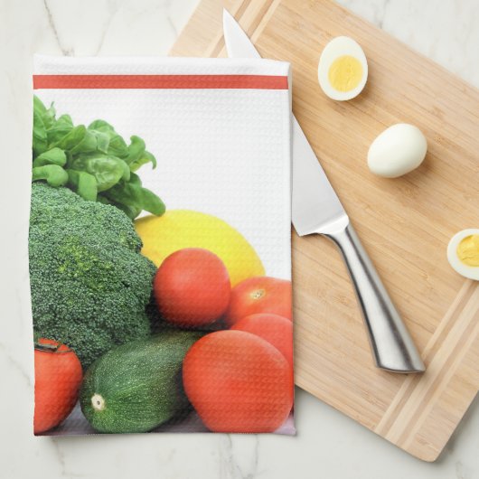 背景の赤と白ストライプの野菜 キッチンタオル (四つ折り)