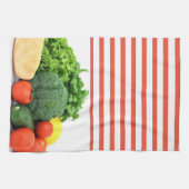 背景の赤と白ストライプの野菜 キッチンタオル (横)