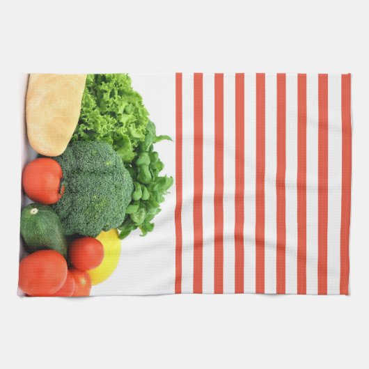 背景の赤と白ストライプの野菜 キッチンタオル (横)