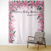 背景を取り巻くピンク色のユリ タペストリー (インサイチュ)