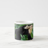 背部のベビーを運んでいる大人のCapuchin猿 エスプレッソカップ (正面)