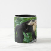 背部のベビーを運んでいる大人のCapuchin猿 マグカップ (中央)