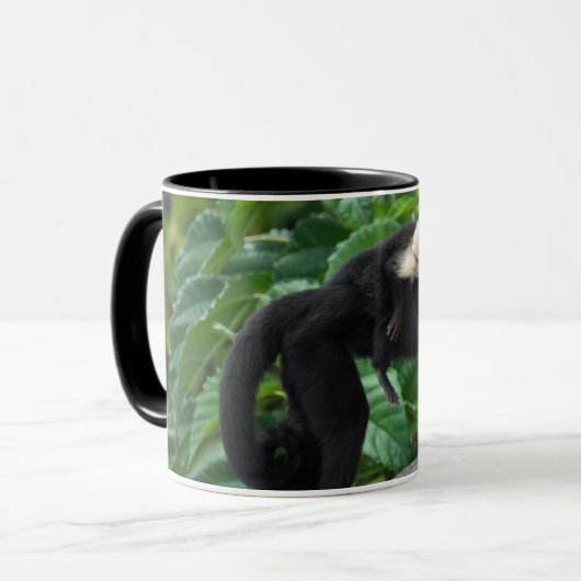 背部のベビーを運んでいる大人のCapuchin猿 マグカップ (正面左)