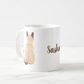 背部眺めの子猫のカスタムを坐らせているSashaのシャム猫 コーヒーマグカップ (正面左)