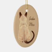 背部眺めの子猫のカスタムを坐らせているSashaのシャム猫 セラミックオーナメント (右)