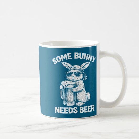 (背面に)ウサギがビールを必要としている 面白いイースター・バニー コーヒーマグカップ (右)