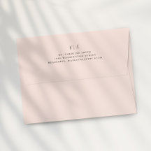 背面のフラップにモノグラムのリターンアドレスが入った、優しいピンクの封筒