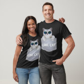 胸のクールポケットにサングラスを入れた猫 Tシャツ (ユニセックス)